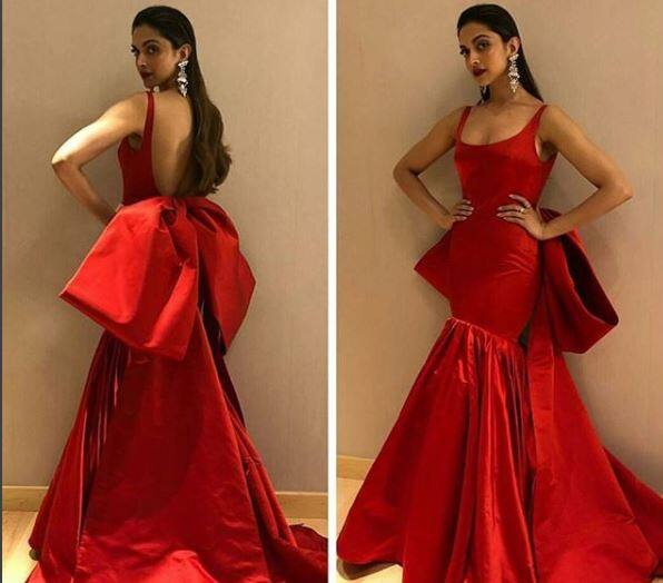 आप तस्वीर में देख सकते हैं कि इस रणवीर के साथ और ये इस अवॉर्ड नाइट की तस्वीर में दीपिका का हेयर स्टाइल से लेकर मेकअप भी सेम है.