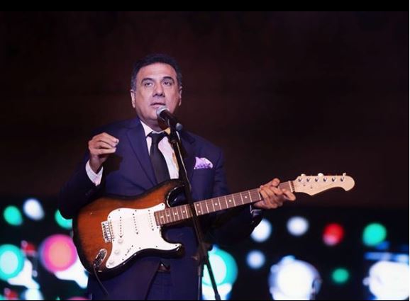 Photos: कभी ताज होटल में वेटर का काम करता था ये एक्टर, आज ऐसे होता है स्वागत