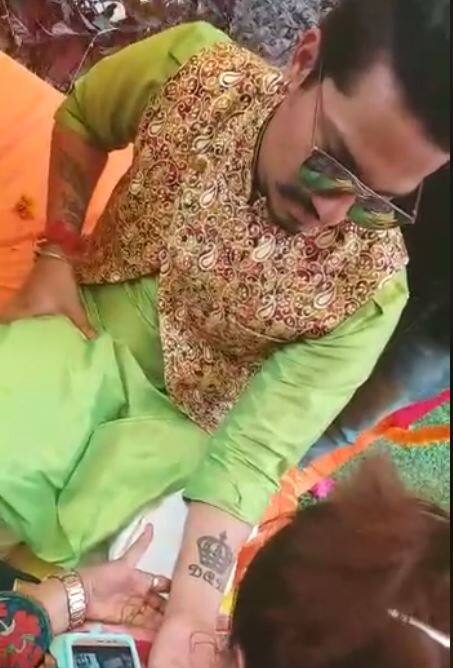 हर्ष ने भी अपने हाथों में मेंहदी लगवाई.