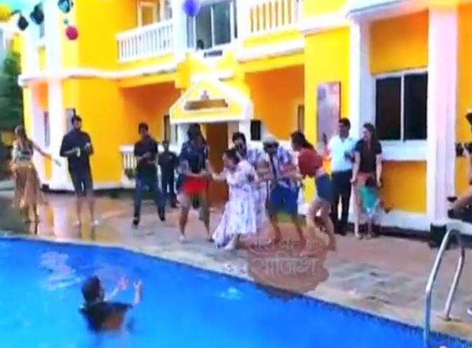 funny video from bharti singhs pool party भारती सिंह की Pool पार्टी से सामने आई ये Funny वीडियो, देखकर आप नहीं रोक पाएंगे अपनी हंसी