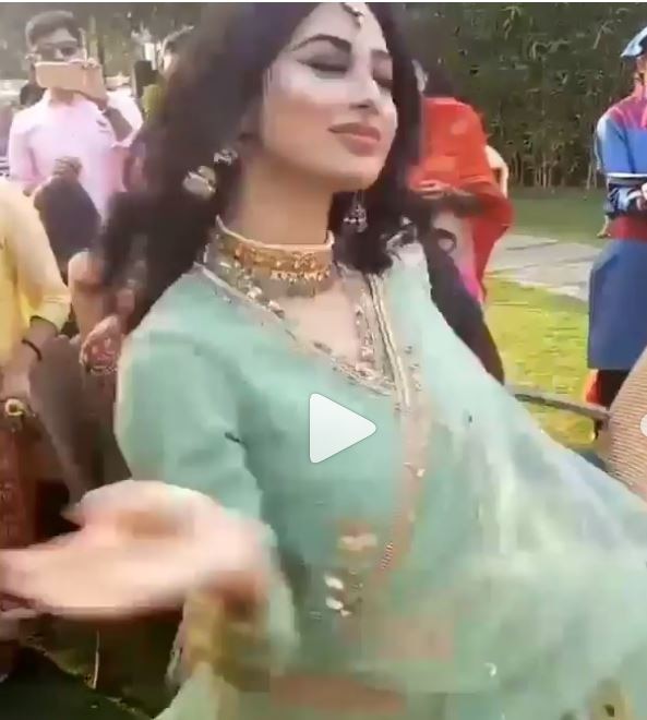 Aashka Goradia’s mehendi: Mouni Roy dance video goes viral दोस्त की शादी में कुछ यूं झूम के नाची नागिन 'मॉनी', वीडिय़ो हुआ वायरल