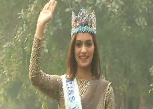 miss world 2017 manushi chhillar road show in delhi with crown पहली बार इस अंदाज में दिल्ली की सड़कों पर घूमती नजर आईं मिस वर्ल्ड 2017 मानुषी छिल्लर
