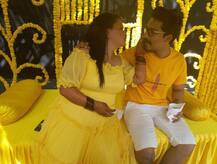 हल्दी की रस्म में भारती ने हर्ष के साथ दिए जमकर पोज, देखें इस रस्म की खूबसूरत तस्वीरें