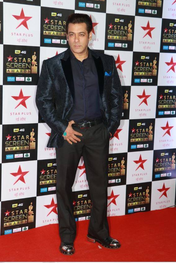 सलमान खान इस अवॉर्ड शो में ब्लैक सूट में पहुंचे, जिसमें वो काफी हॉट लग रहे थे.