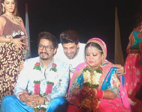फेरे से पहले पूजा में बैठे भारती और उनके जीवनसाथी हर्ष.
