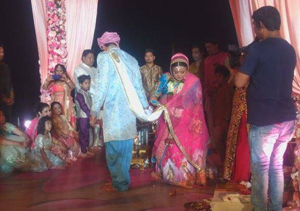 भारती और हर्ष शादी समारोह के दौरान फेरे की रस्म अदा करते हुए.