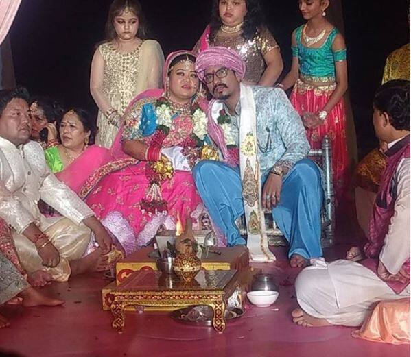 शादी के दौरान भारती सिंह और हर्ष.