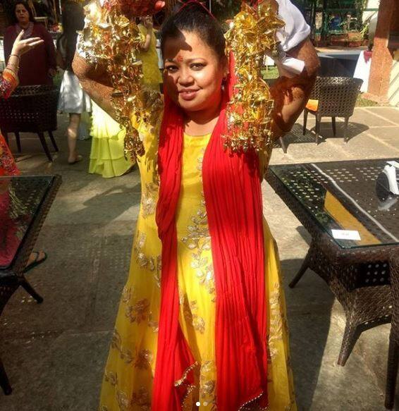 चूड़ा फंक्शन के दौरान तस्वीर के लिए पोज़ देती हुई भारती सिंह.