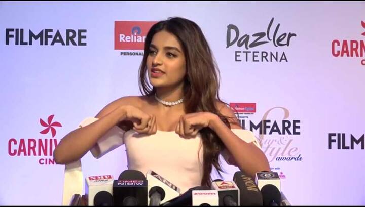 निधि जब मीडिया से बात कर रही थीं उस वक्त भी वो असहज दिखीं.