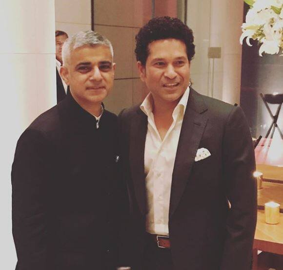 मुकेश अंबानी के बुलावे पर सादिक खान से मिलने क्रिकेट के दिग्गज सचिन तेंदुलकर भी पार्टी में शामिल हुए. सादिक खान ने उनसे हुई मुलाकात को सम्मान की बात बताया है. 