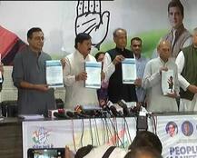 कांग्रेस ने जारी किया गुजरात का घोषणापत्र, किसानों की कर्ज माफी का वादा किया