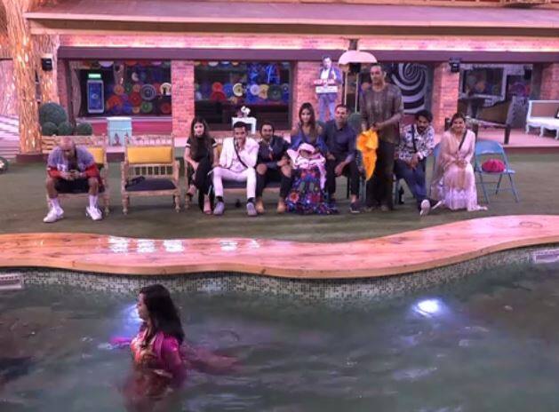 अर्शी खान भी इस टास्क में सजा पाने से नहीं बच पाई. प्रियांक की वजह से अर्शी को पूल में ठंडे पानी में जाना पड़ा.