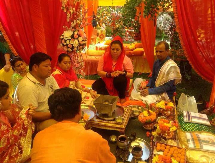 भारती सिंह समारोह के दौरान पूजा करती हुईं.