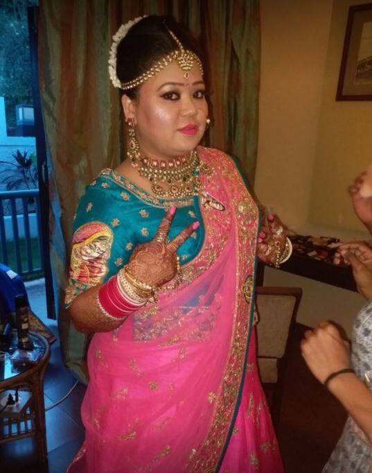 शादी के दिन तैयार होकर पोज देती भारती सिंह.