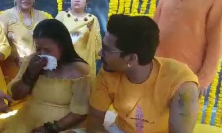 ये तस्वीर शादी समारोह में सबसे खास तस्वीरों में से हैं. हल्दी के हल्दी के रस्म के दौरान भारती भावुक हो गईं और उनके आंसू छलक पड़े.