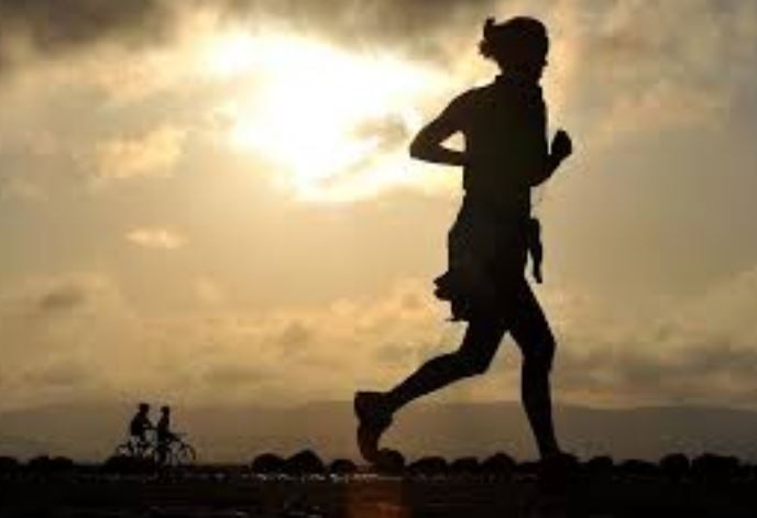 Running and jogging Worst Things You Can Do Before A Run Health Tips : रोज रनिंग करताय तर 'या' गोष्टी नक्की लक्षात ठेवा...