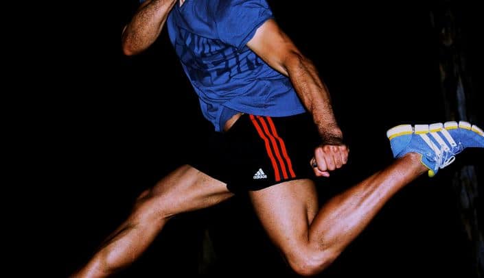 रनिंग करना हर किसी की सेहत के लिए बहुत अच्छा होता है. ये ना सिर्फ तनाव से राहत देता है बल्कि आपके शरीर को फिट और सक्रिय रखता है. लेकिन आपको रनिंग करने से करते समय कुछ बातों का ख्याल रखना चाहिए. चलिए जानें कुछ जरूरी बातों को. 