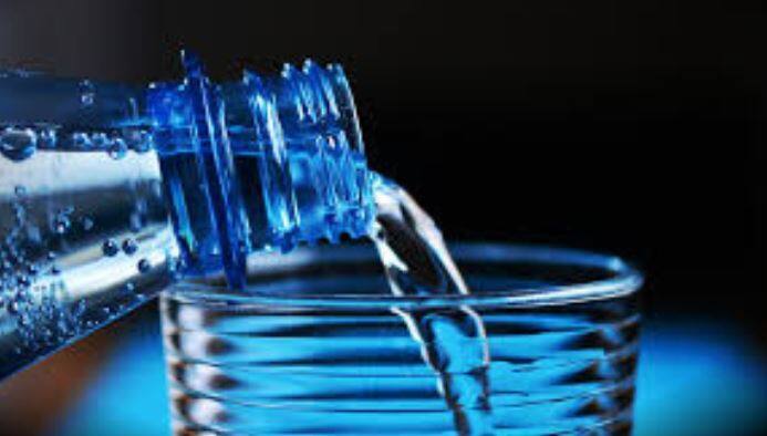 पानी पीएं- पानी पीना सेहत के लिए अच्छा है और जब आप रनिंग कर रहे हों तो पानी पीना और भी जरूरी हो जाता है क्योंकि दौड़ने के दौरान बहुत पसीना आता है जिससे शरीर में पानी की कमी हो सकती है. शरीर को लंबे समय तक हाइड्रेटेड रखने के लिए पानी पीना बहुत जरूरी है. इससे बॉडी डिटॉक्सीफाई भी रहती है. 