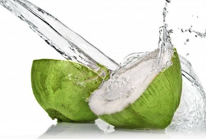 Health Tips Be careful if you drink coconut fruit or water know its disadvantages Health Tips: नारियल का फल या पानी पीते हैं तो हो जाएं सावधान, जानिए इसके नुकसान