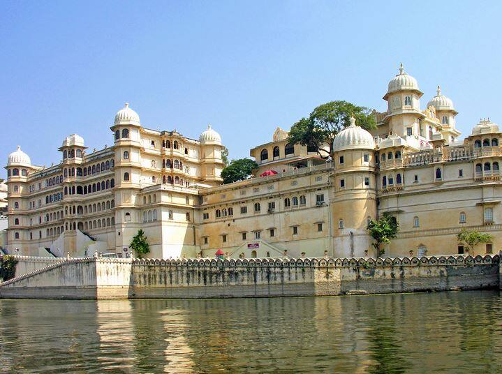उदयपुर- महलों, हवेली और सुंदर झीलों से उदयपुर, हनीमून के लिए बहुत ही सही जगह है. उदयपुर को कई लोग शादियों के लिए भी जानते है. उदयपुर के कई आकर्षणों में, आपको निश्चित रूप से झील पिचोला, उदय सागर, फतेह सागर झील और सुंदर स्वर सागर झील मिलेगी. झीलों के अलावा, कई किले सज्जन गढ़ पैलेस, मानसून महल हैं. कुछ और मस्ती के लिए आप झील पिचोला में बोटिंग कर सकते हैं या ट्रैकिंग और हाइकिंग के लिए भी जा सकते हैं.