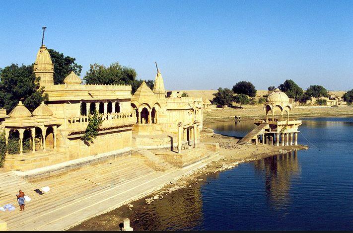 जैसलमेर- सर्दियों के दौरान जैसलमेर का एक अलग अनुभव होता है. यदि आप इस ऐतिहासिक शहर में अपने हनीमून की योजना बना रहे हैं, तो आपको कम से कम 5 दिनों के लिए जैसलमेर में रहने पर विचार करना चाहिए. जैसलमेर में रेगिस्तान की सफारी, शानदार किले, महलों और रेत के टीले के पास कैम्पिंग का अलग ही मज़ा है. जैसलमेर के बारे में एक और आकर्षक हिस्सा उसका स्वादिष्ट व्यंजन और शॉपिंग है.