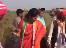 ‘हल्लाबोल’ यात्रा के दौरान पारंपरिक आदिवासी नृत्य करती दिखीं एनसीपी नेता सुप्रिया सुले