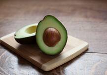 त्वचा को दमकाने के लिए यूं करें एवोकैडो का इस्तेमाल