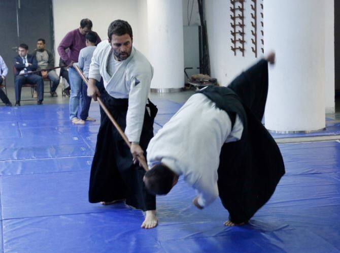 राहुल गांधी पिछले दिनों एक बात को लेकर चर्चा में रहे. आइकिडो मार्शल आर्ट को लेकर. राहुल गांधी ने खुलासा किया कि वे इस खेल में ब्लैक बेल्ट हैं. उन्होंने बताया कि वे करीब एक घंटा रोजाना इस खेल को देते हैं.