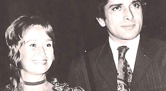 इसके बावजूद उनके बारे में बहुत सी बातें हैं जिन्हें बेहद कम लोग ही जानते हैं... खासकर उनकी लव लाइफ के बारे में... शशि कपूर की पर्सनल लाइफ की बात करें तो सबसे पहले आपको ये बताना जरूरी है कि शशि कपूर अभी तक कपूर खानदान के ऐसे इकलौते शख्स हैं जिन्होंने विदेशी महिला से शादी की है.