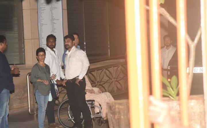 रणधीर कपूर मम्मी कृष्णा कपूर को अपने साथ अस्पताल में ले जाते नजर आए. 