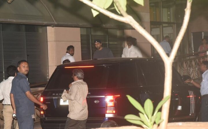 शशि खबर की मौत की खबर से दुखी रणबीर कुछ देर बाद अस्पताल से निकल गए. Photo (Manav Manglani)