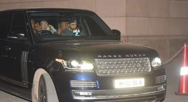 शशि कपूर के निधन की खबर सुनते ही आनन-फानन में रणबीर कपूर अंकल रणधीर कपूर के साथ मुंबई के कोकिलाबेन अस्पताल में पहुंचे.