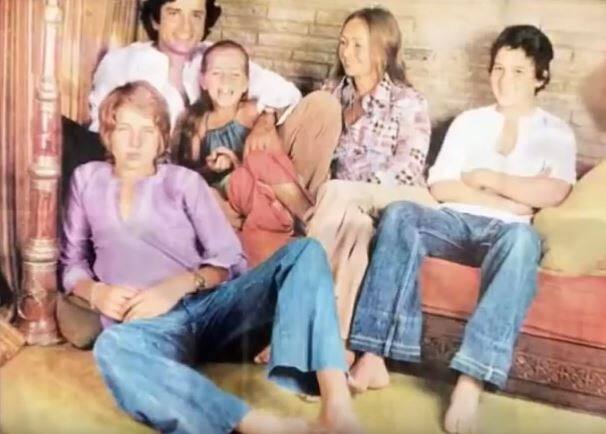 पहली ही नजर में जेनिफर को दिल दे बैठे शशि ने उनके निधन के बाद अपनी जिंदगी में ये ओहदा किसी को नहीं दिया और अपनी पूरी जिंदगी जेनिफर के साथ बिताए खूबसूरत पलों को याद कर बिता दी. अंत में आपको बता दें कि शशि और जेनिफर के तीन बच्चे हैं कुणाल कपूर, करण कपूर, संजना कपूर. 