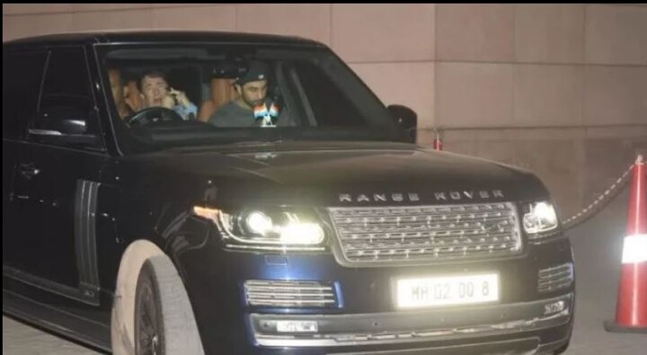 अभिनेता रनबीर कपूर भी तुरंत ही आनन फानन में पहुंचे.