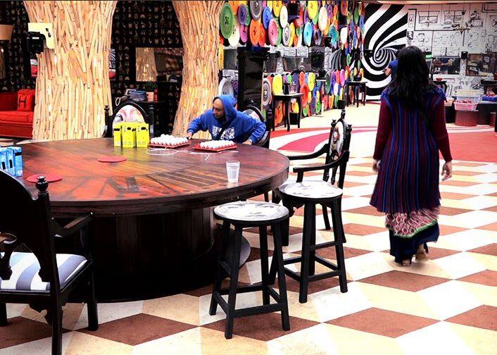 वहीं आकाश ददलानी ये बात मान कर चल रहे हैं कि शिल्पा शिंदे के साथ नॉमिनेट होने की वजह से उनका बिग बॉस का सफर खत्म होने जा रहा है. 