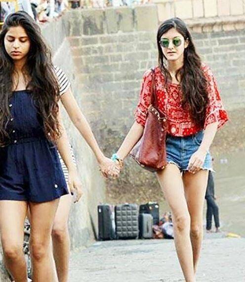 जाह्नवी साल 2018 में शाहिद कपूर के कज़न ईशान के साथ फिल्म धड़क में नज़र आने वाली हैं. संभव है कि जब एक बार सुहाना की इमेज भी लोगों के नज़रों में सेट हो जाए तो जाह्नवी की तर्ज पर उन्हें भी लॉन्च कर दिया जाए.