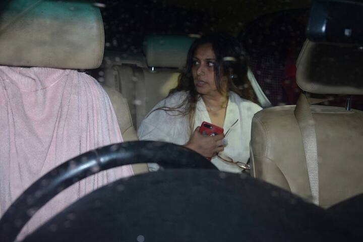 कल रात में रानी मुखर्जी को शशि कपूर के घर के बाहर स्पॉट किया.