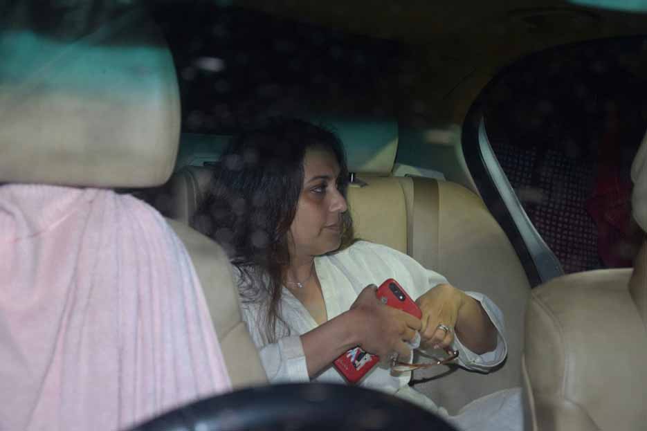 लेकिन जैसे ही उऩ्हें शशि कपूर के निधन की खबर मिली वो जैसे थीं वैसे ही पहुंचींं.