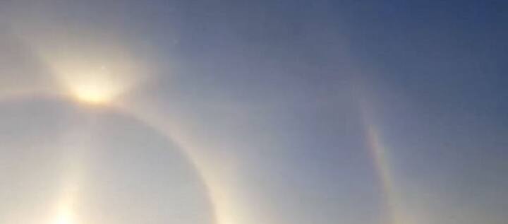 वहां पहुंचे टूरिस्ट्स ने जब सूरज को इस तरह से देखा होगा तब ये अनुभव उनके लिए किसी सपने से कम नहीं रहा होगा. 