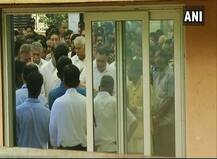 शशि कपूर के अंतिम संस्कार में शामिल होने बेटे अभिषेक के साथ पहुंचे बिग बी, देखें तस्वीरें