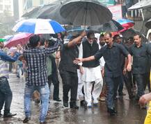 शशि कपूर के अंतिम संस्कार में शामिल होने बेटे अभिषेक के साथ पहुंचे बिग बी, देखें तस्वीरें