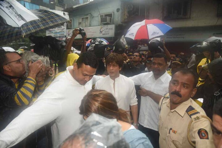 आज शाहरूख खान सातांक्रूज श्मशानघाट पहुंचे और अंतिम संस्कार में शामिल हुए.