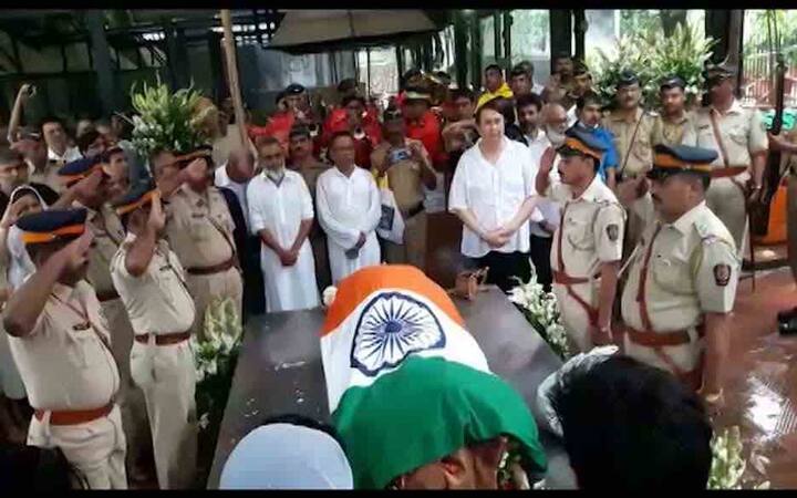 बता दें कि कल शशि कपूर के निधन की खबर सुनते ही बॉलीवुड में शोक की लहर दौड़ गई. शशि कपूर 79 साल के थे और पिछले कई सालों से वो किडनी से जुड़ी बीमारी से जूझ रहे थे. आज मुंबई में उनका राजकीय सम्मान के साथ अंतिम संस्कार किया गया.