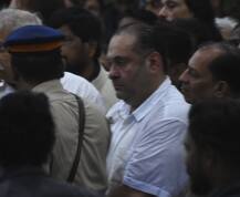 शशि कपूर के अंतिम संस्कार पर पापा ऋषि कपूर को संभालते दिखे रनबीर कपूर, ये हैं अंदर की तस्वीरें