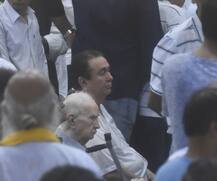 शशि कपूर के अंतिम संस्कार पर पापा ऋषि कपूर को संभालते दिखे रनबीर कपूर, ये हैं अंदर की तस्वीरें