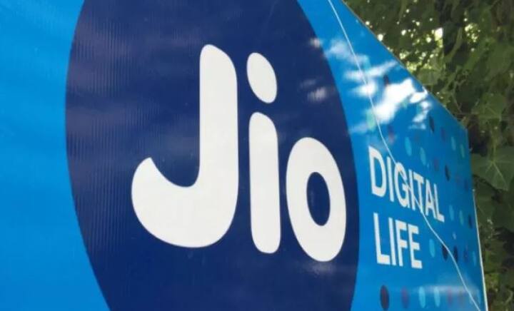 गूगल असिस्टेंट हिंदी और इंग्लिश भाषा के साथ आएगा और इन दोनों ही भाषा को सपोर्ट करेगा साथ ही इन पर रिस्पॉन्ड देगा.
