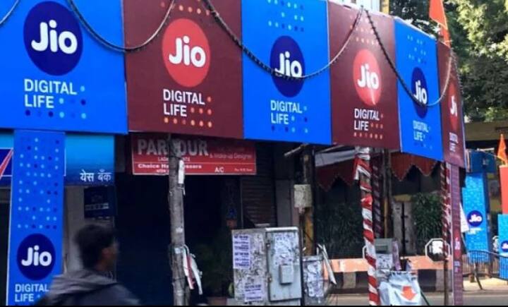 इसमें 2000 mAh की बैटरी है जो 12 घंटे का टॉक टाइम देगी. फोटोग्राफी फ्रंट पर देखें तो इसमें रियर कैमरा 2 मेगापिक्सल वहीं फ्रंट फेसिंग कैमरा 0.3 मेगापिक्सल दिया गया है.