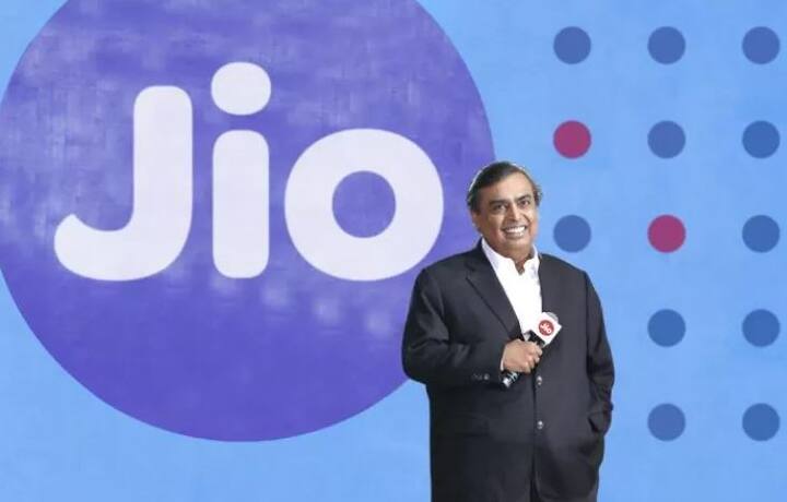 मैसेजिंग और एंटरटेनमेंट के लिए जियो फोन जियो सूट्स की कई एपस के साथ प्री-लोडेड होगा. इस पर खासतौर से जियो टीवी, प्रमुख हैं जिसमें 400 से अधिक लाइव टीवी चैनल्स, के साथ-साथ जियो मैजिक और जियो सिनेमा भी पेश करता है.