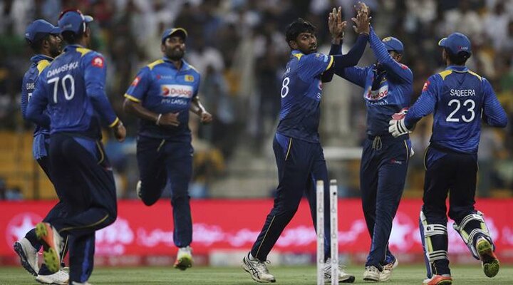Sri Lanka players travelling to India for ODI series turned back at Colombo Airport विमान में सवार श्रीलंकाई खिलाड़ियों को भारत आने से रोका गया