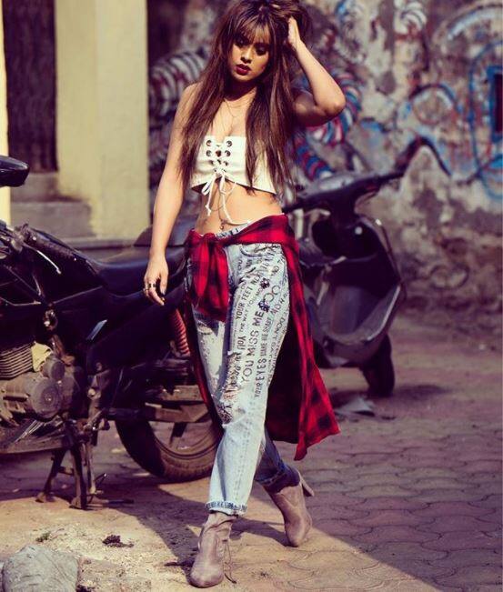 बताते चलें कि इंस्टा पर निया के डेढ़ मिलियन फॉलोअर्स हैं. निया की सभी तस्वीरें इंस्टाग्राम से ली गई हैं. 